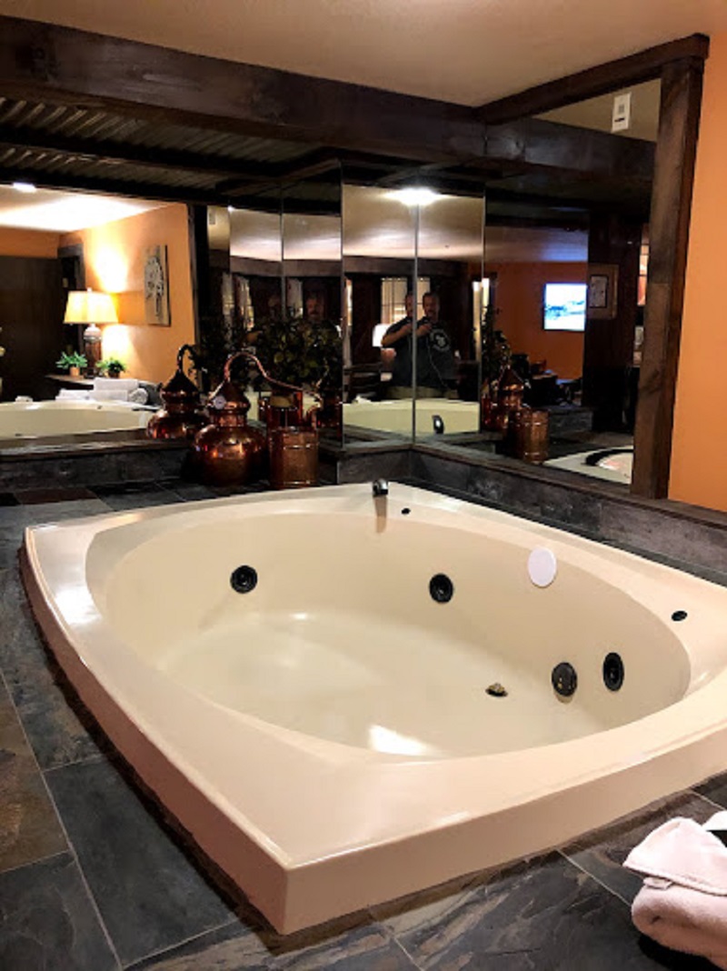 Jacuzzi in Whiskey Petes Hotel